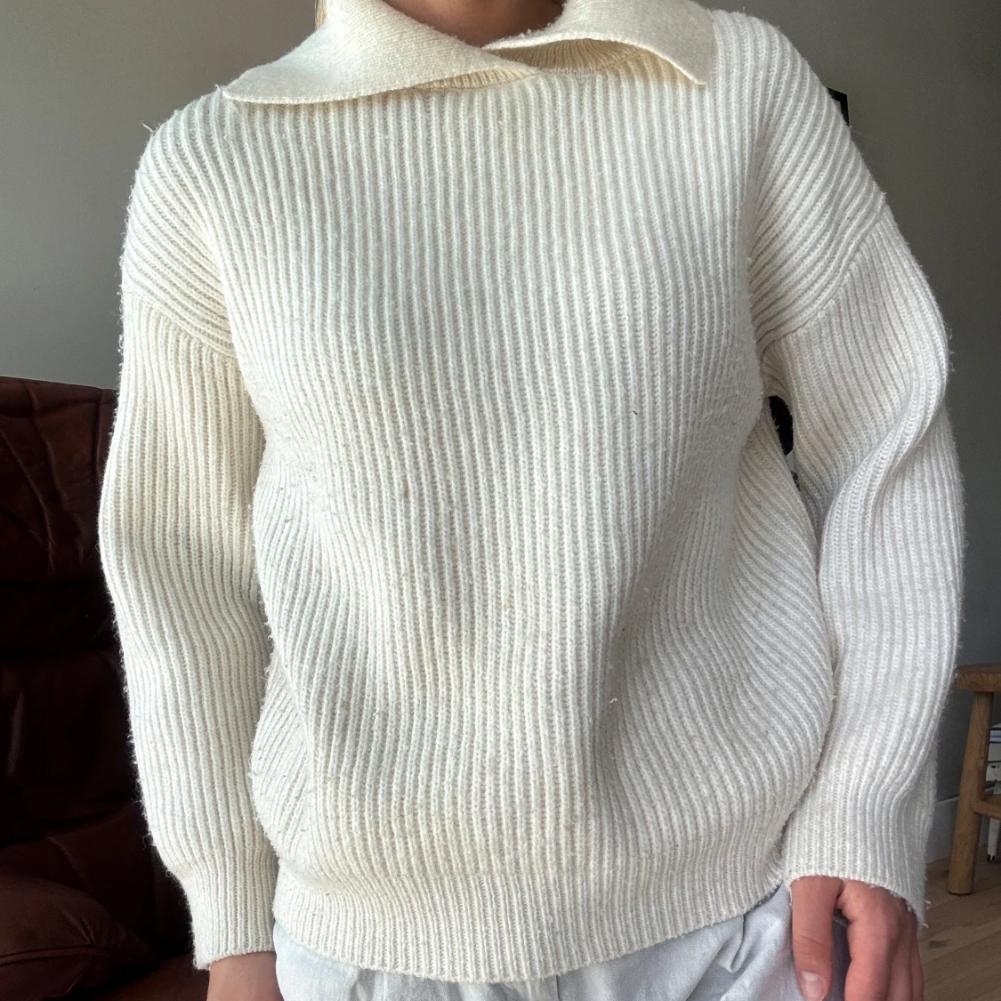 Vit ribbstickad tröja med krage - 3