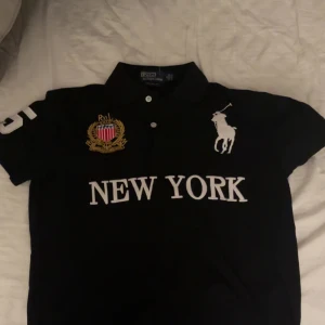 Svart pikétröja Ralph Lauren New York Chief Keef - Svart pikétröja från Ralph Lauren. Storlek S bra skick har endast använt den fåtal gånger. OBS priset är inte satt i sten och det kan sänkas