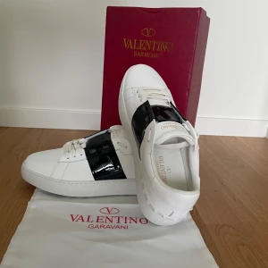Valentino Open  - Tja. Säljer dessa feta Valentino skor. Kontakta mig vid minsta lilla intresse, kan ordna fler bilder. Inte slutpris.