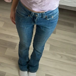 Blå bootcut jeans från Perfect Jeans - Blå bootcut jeans från Gina i storlek 32. Jeansen har låg midja, klassiska fem fickor och snygga detaljer med knappar på bakfickorna.pris kan diskuteras 💕