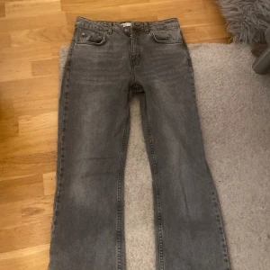 Grå raka jeans med medelhögmidja - Säljer ett par gråa jeans från Gina tricot med medelhög midja, de är köpta för två år sen men modellen finns inte kvar, jag har aldrig använt dom då de inte passat mig dock💕