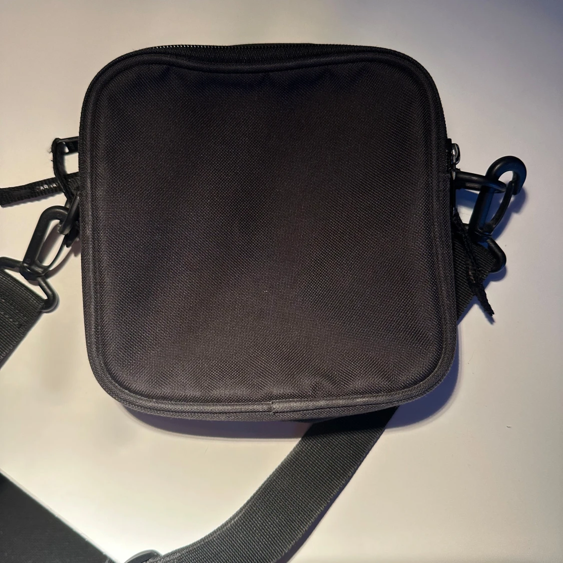 Svart axelväska från Carhartt - 1