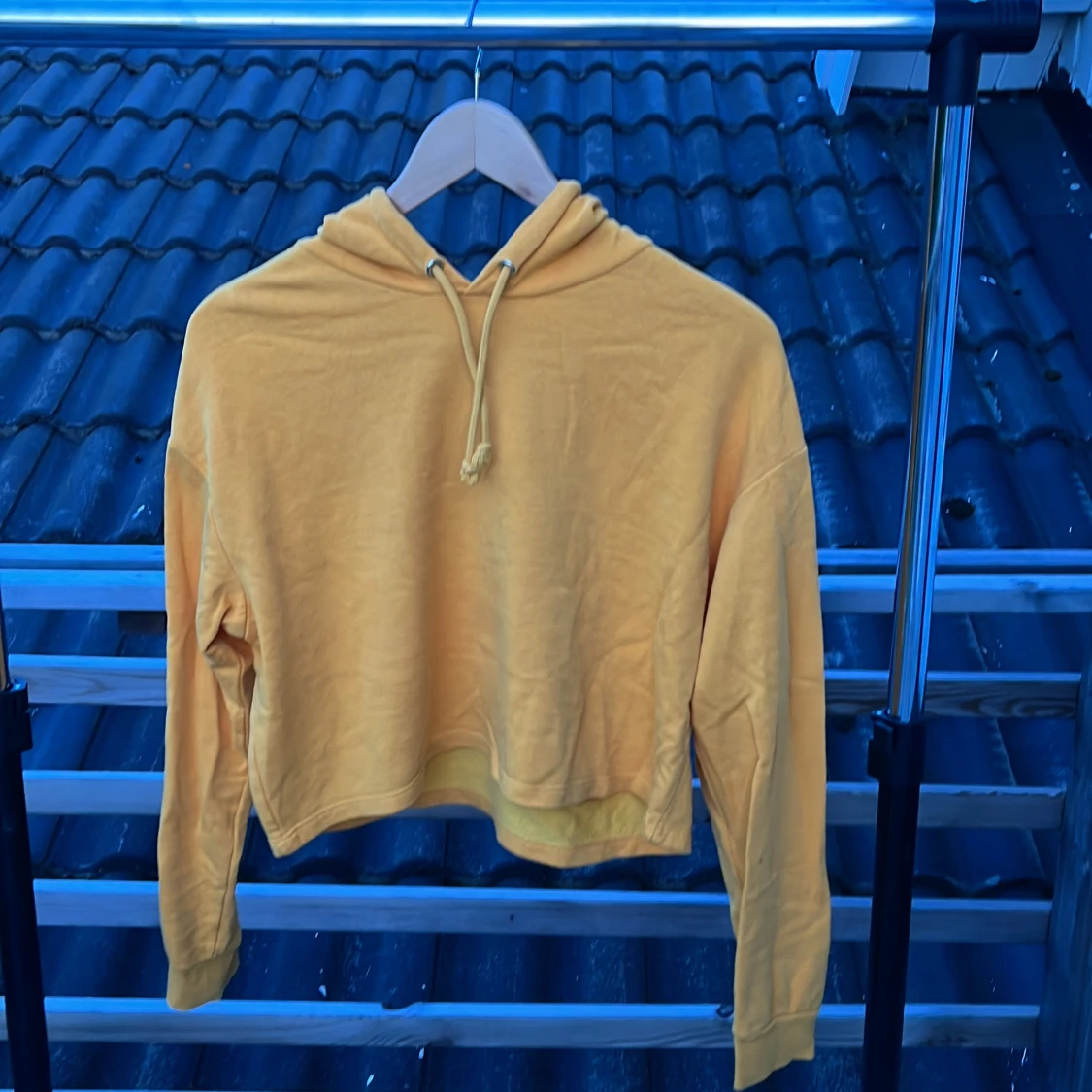 Gul croppad hoodie från H&M