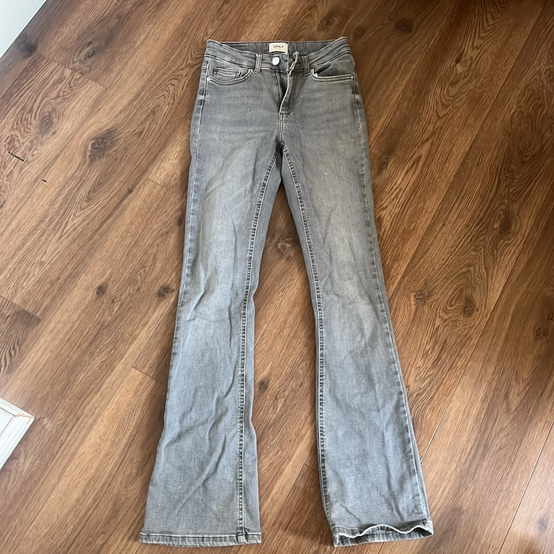 Grå bootcut jeans från Only