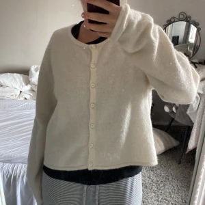 Krämvit stickad kofta  - Krämvit stickad kofta ifrån Gina tricot🥰 knappt använd, storlek XL men skulle säga att den är liten i storleken 