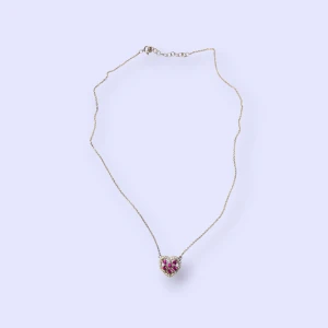 Halsband med hjärthänge och rosa stenar - Sött halsband i sterling silver 925 med ett hjärtformat hänge dekorerat med glittrande rosa stenar och små vita stenar runt om. Kedjan är tunn och smidig, perfekt för att ge en gullig touch till din outfit.