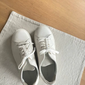 Vita sneakers från Axel Arigato - Vita sneakers från axel arigato i storlek 38. Köpt här på Plick men passa dessevärre inte och därför säljer jag vidare 🥰vid snabb affär går det att diskutera pris! 