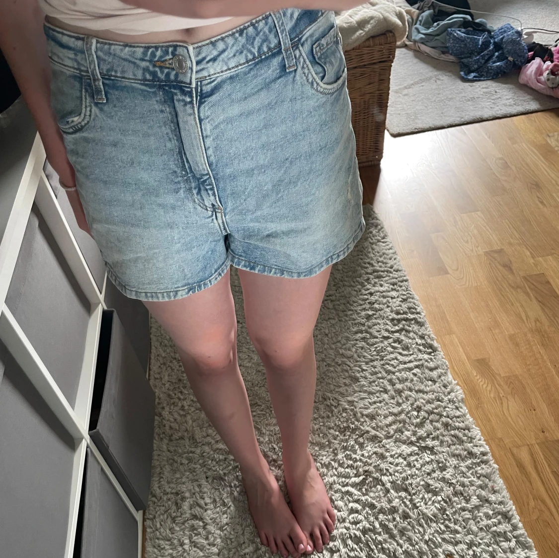 Ljusblå högmidjade jeansshorts