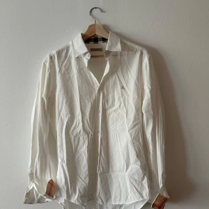 Vit skjorta från Burberry  - Tja säljer denna riktigt feta burberry skjorta till ett riktigt bra pris storlek M och är i väldigt bra skick pris kan diskuteras vid snabb affär hör av er om ni är intresserade 