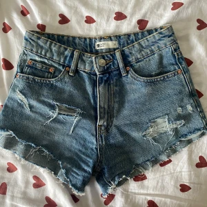 Blåa jeansshorts från g perfect jeans - Snygga shorts från Gina! storlek 32 men passar mig som brukar ha 34, hålen är gjorda själv