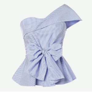 Randig blå oneshoulder topp med rosett - Superfin blå och vit randig topp med oneshoulder och stor rosett framtill. Snygg volang nertill och figurnära passform. Perfekt för dig som vill sticka ut med en cool och trendig look.