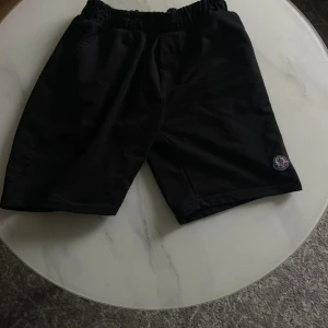 Svarta shorts från Moncler - Svarta shorts från moncler. Säljer då dom inte passar mig längre men inget fel på dom. 