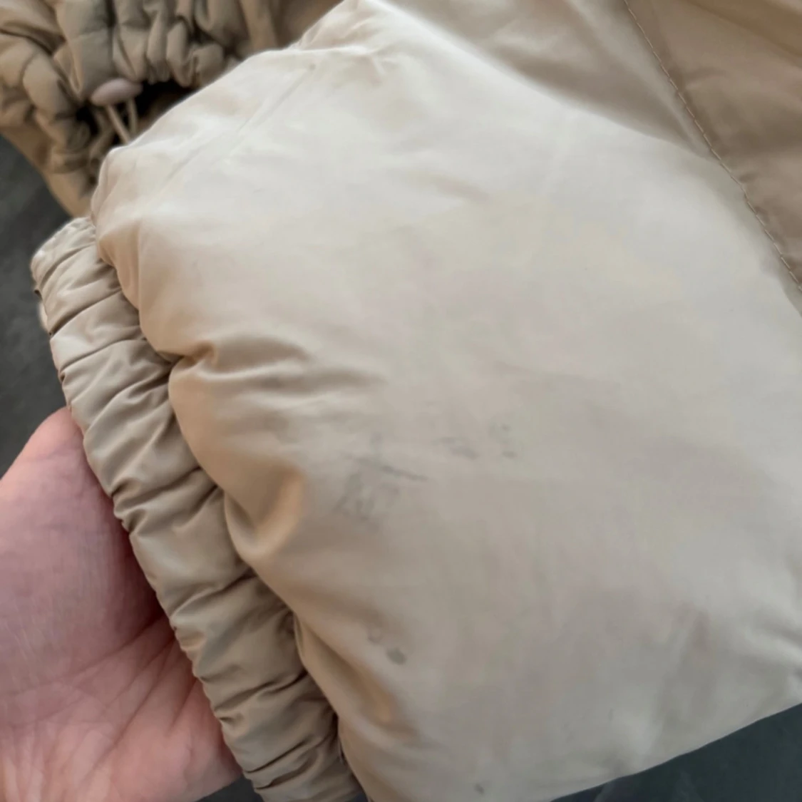 Beige och svart oversized croppad pufferjacka i dunn  - 3