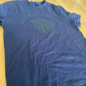 Tiger of Sweden T-shirt  - En riktigt snygg T-shirt från Tiger of Sweden. Den är i storlek small och är i riktigt bra skick. Köpte den för 999 kr men märkte snabbt att den var lite för liten så den är fortfarande i väldigt bra skick. 