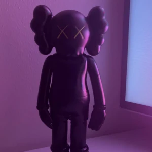 Kawas - En svart kawas figur med gulla highlights, ungefär 25cm