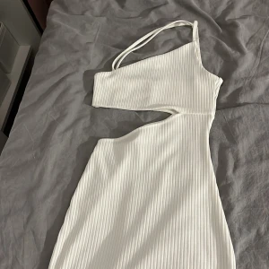 Vit ribbad  klänning - Säljer en vit ribbad klänning, använt ett få tal gånger och kommer inte till mer användning,