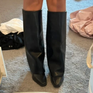  foldover boots  Zara - Snygga svarta stövlar från Zara med fold over skaft . Tillverkade i skinnimitation med låg klack. Lite slitna längst ner vid hälen men ingenting som syns mycket alls eller som man ens tänker på.