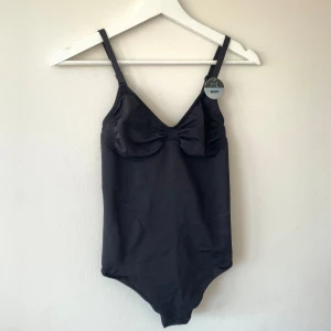 Svart body  - Säljer denna svarta populära bodyn då det ej är min stil. Det är en storlek L men den är så tajt att den passar mig som vanligen är xs/s i tröjor 🤍den är endast testad, har string och nypris är 120 kr 