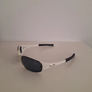 Vita sportiga solglasögon från Oakley - Sällsynt gammal modell. Bra skick. Går för c.a 3000-6000. 