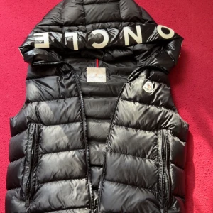 Svart dunväst från Moncler - .