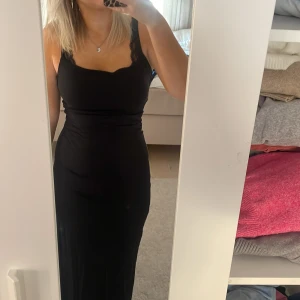 Svart långklänning från Bikbok  - Klänning från bikbok som är använd en gång köpt förra året. Köpt för 400kr