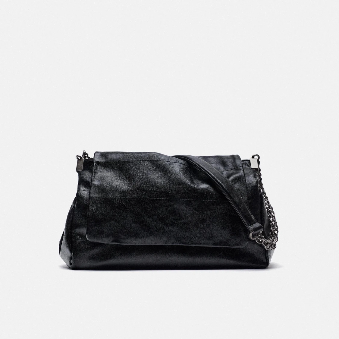 Svart axelväska med kedjedetaljer