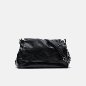 Svart axelväska med kedjedetaljer - Säljer denna snygga väska från zara😍 stor och rymlig så man får plats med väldigt mycket! Väskan har tre stora fack och ett litet innerfack. Köpt förra året men är i fint skick💕 