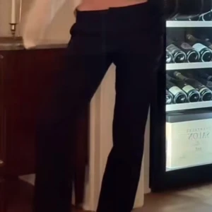 Svarta kostymbyxor - Snygga lågmidjade kostymbyxor i storlek S, köpa via TikTok. Jättefin design säljer ändats så de var stora på mig. Inga defekter och aldrig använda