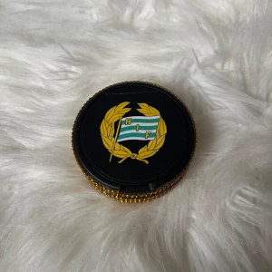 Svart förvaringsdosa med valfri design - Hammarby dosan med guld glitter ✨Perfekt för att förvara småsaker eller som en dekorativ detalj. 