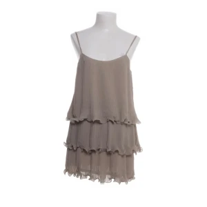 volangklänning - såå fin men valde att behålla en annan liknande🥹normal i storlek🤍