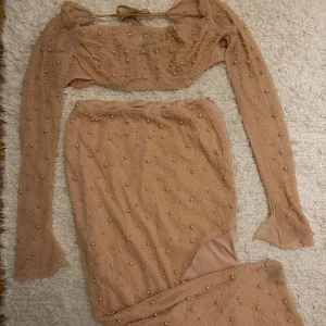 Oh polly set med pärlor - Beige set med pärlor och långärmad design. Aldrig använd bara testad.  Perfekt för speciella tillfällen. Nypris 1200kr