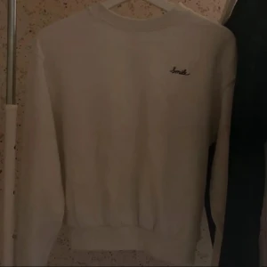 Sweater - En sweater från H&M i stl XS. Nypris: 200kr Defekter: lite nopprig.
