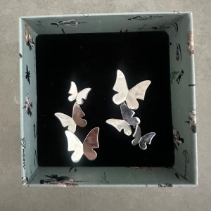 Fjärils örhängen från Ioaku - Jätte fina örhängen från Ioaku! Inte använda många gånger alls. Nypris 500-600 kr! Skriv vid frågor🥰🥰