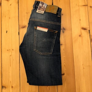 HELT NYA Nudie slim fit jeans ”Thin Finn” W29 L30 - Tvärfeta marinblåa Nudie slim fit jeans | skick 10/10, helt nya med lappar | modell ”Thin Finn” | W29 L30 | pris i butik ca 1500kr, vårat pris 699kr, galet bra pris | vi postar inom 24 timmar, ofta inom 60 minuter | vi kan ej erbjuda en bild med jeansen på då det inte är våran storlek // HLselling