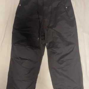 Baggy snowpants från chrome hearts - Ett par feta skidbyxor till parken från chrome hearts. funkar perfekt för några dagars skidåkning. Kom ihåg att du vill ha nån storlek större på dina baggy snowpants. 