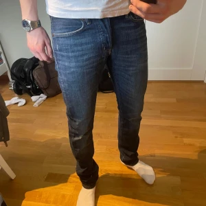 Sällsynta Ralph Lauren Jeans - Riktigt schyssta jeans från Ralph Lauren Denim & Supply med sjukt snygg tvätt, unika detaljer som den amerikanska flaggen över jeanslappen där bak, vid myntfickan och två små rips. Riktigt sköna jeans för dig som vågar stå ut lite. | Storlek 29/32 | Skick 8/10 | Endast 599 kr för sällsynta Ralph lauren jeans och går inte att få tag i nya längre. | Priset är ej hugget i sten. | Modellen är 180, 68kg. |Skriv gärna vid frågor samt funderingar😊