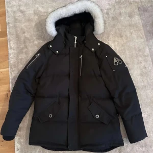 Moose knuckles 3Q - Säljer min moose som är köpt här på plick i December 2023, cond 9/10. Nypris 12 499. Storlek L men passar även M. Kvitto finns på köp. Kom med pris förslag 