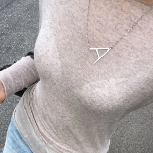 Intimissimi tröja - Säljer en trendig beige tröja från Intimissimi, använd fåtal gånger💕köpte för490kr!! Storlek S men passar även Xs och M💕 köparen står för frakt och pris kan diskuteras 