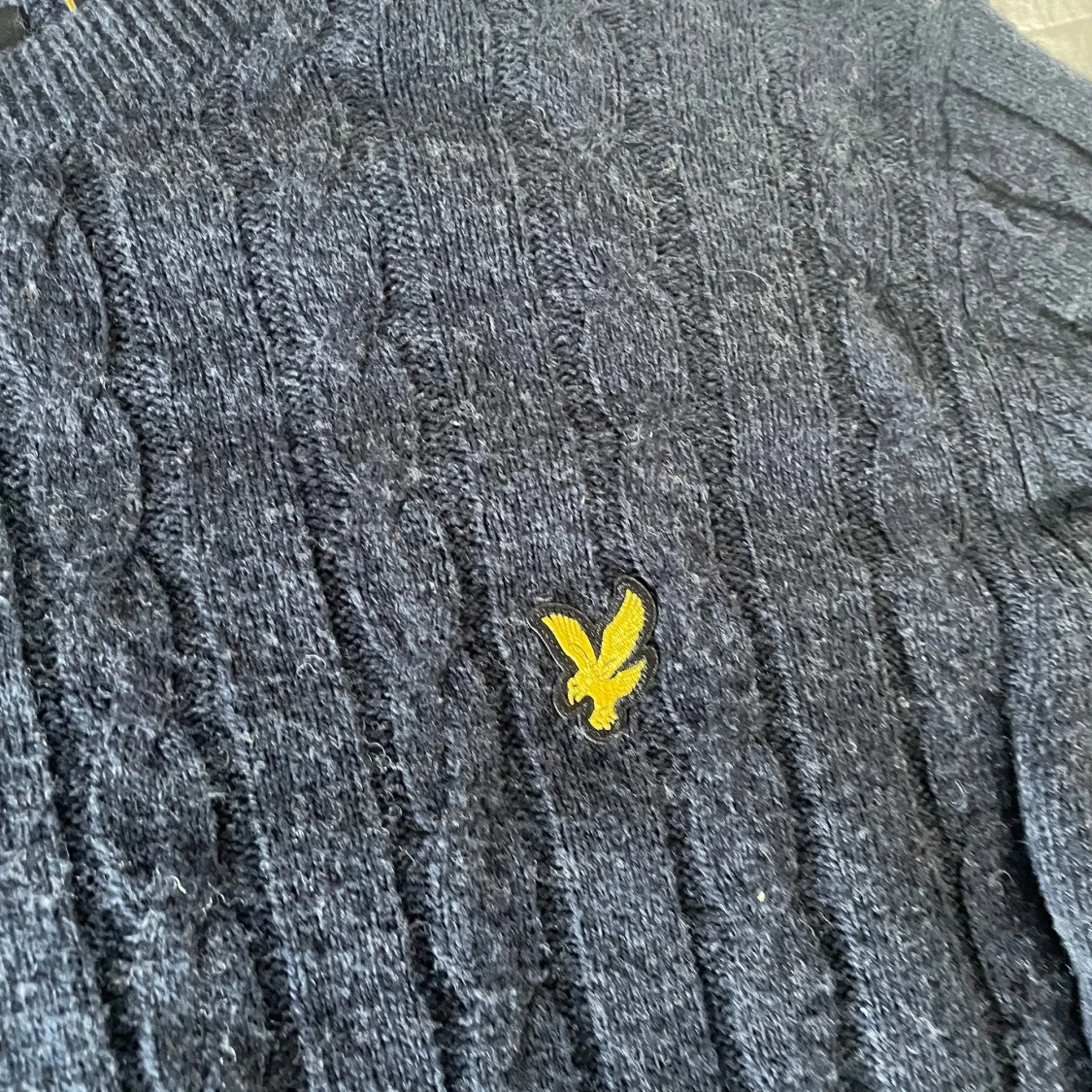 Mörkgrå stickad tröja från Lyle & Scott - 1
