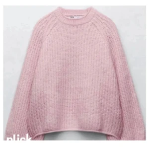 Rosa stickad tröja från Zara - Mysig rosa stickad tröja från Zara med rund hals och långa ärmar. Perfekt för kyliga dagar och ger en söt och avslappnad look. Passar bra till jeans eller kjol för en stilren outfit.