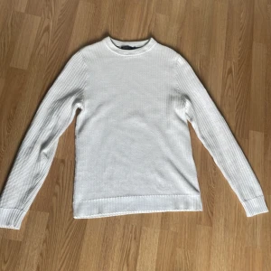 Vit stickad tröja från Henri Lloyd - Säljer en stilren vit stickad tröja från Henri Lloyd. Pris går att diskutera!