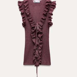 Vinröd volang topp från Zara - Säljer min snygga topp från Zara då den inte kommer till användning!💞pris går att diskutera vid snabb affär 