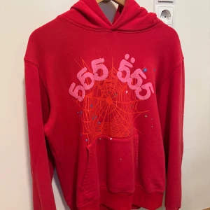 Röd Sp5der hoodie - En fin röd Hoodie säljer den för 290 priset kan diskuteras. Size M. Kan skicka fler bilder om det behövs 