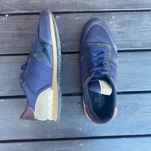 Valentino Garavani sneakers - Valentino Rockrunner | Storlek 42 | Skick 8/10, en liten defekt (bild 3) | Pris 1299kr (diskuterbart), nypris 5-6k | Självklart ÄKTA | Hör av dig vid frågor och funderingar🤩🤩 /Edvin