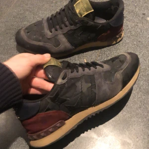 Svart/grå valentino rockrunner - As feta valentino rockrunners med lågt pris pga av häl skadan och att jag bara vill få den sålt snabbt. Köpta från Qvarnströms så 100% äkta.