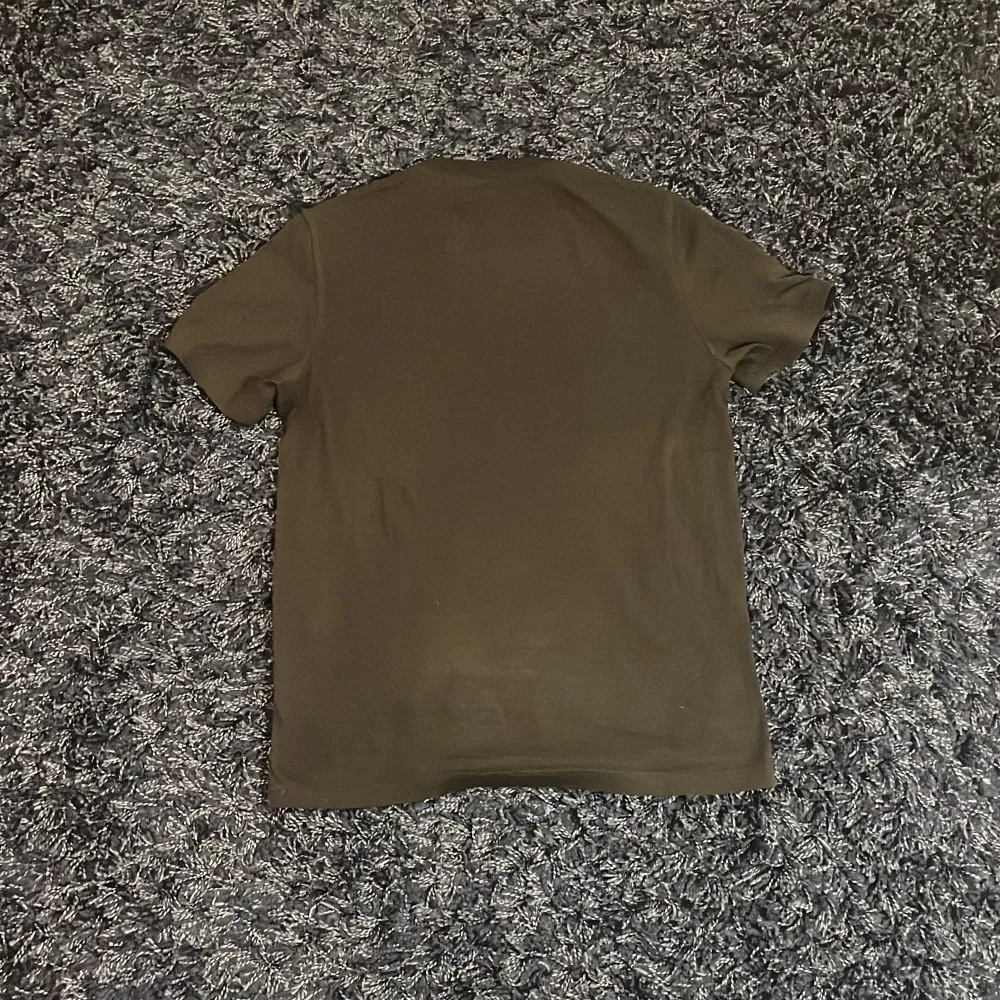 Säljer en svart t-shirt från True Religion med ett stort tryck i rött och orange på framsidan. T-shirten är kortärmad och har en klassisk rund hals. Perfekt för en avslappnad stil och för att ha en unik touch. Hör av er vid minsta fundering🙌. T-paidat.