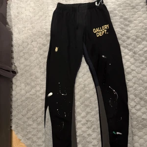 Svarta byxor från Gallery Dept. - Svarta gallery dept. Skickar såfort du köper. Ganska nya