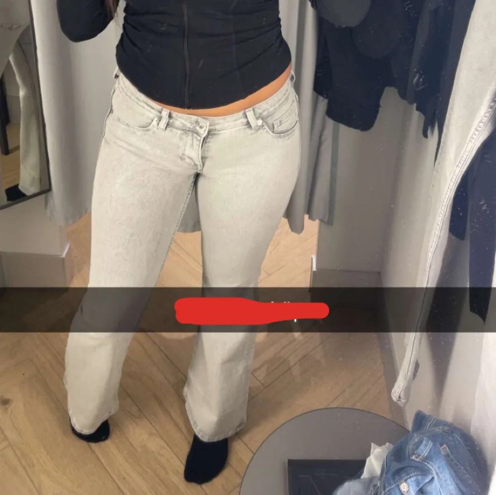 Lågmidjade grå jeans som är använd 2 gånger säljer den billigt för vill få dem sålda snbbt, vid några frågor eller funderingar skriv!!!! Dom passar som storlek s-m. Farkut & Housut.