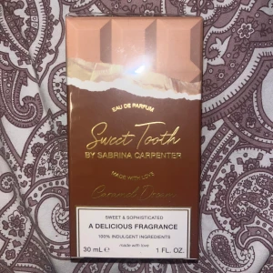 Sweet Tooth Eau de Parfum av Sabrina Carpenter - Säljer Sweet Tooth Eau de Parfum av Sabrina Carpenter i doften Caramel Dream. Denna parfym på 30 ml erbjuder en söt och sofistikerad doftupplevelse med 100% lyxiga ingredienser. Perfekt för den som älskar caramel och gourmand dofter.🩷Jag säljer på grund av att jag fick hem 2 stycken, helt ny med plasten kvar på förpackningen 