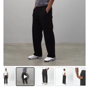 Svarta byxor Socrates Wide Pants Nothings Something - Riktigt bekväma och snygga sweatpants från Nothings Something i storlek M längd 32 (finns tre olika längder att välja mellan på deras hemsida). Ultimata byxorna med en avslappnad passform och elastisk midja med snörning för extra komfort. Byxorna är endast testade och säljes pga att jag köpt en större storlek, för referens kan ni på sista bilden se hur storlek M längd 34 sitter (är 186cm lång). Nypris 1299kr